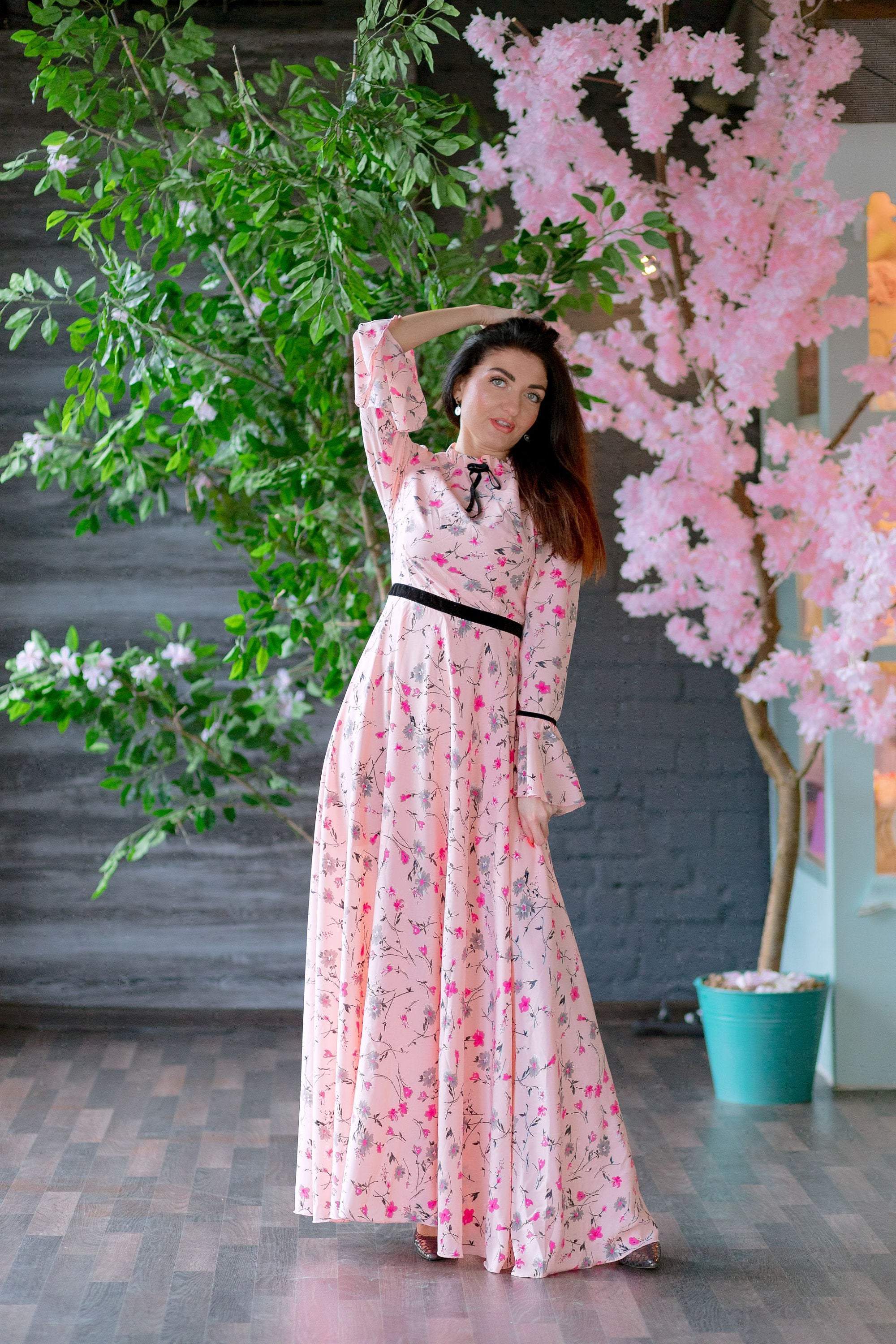 https://www.matchinglook.com/cdn/shop/products/floral-mommy-and-me-dress-mother-daughter-matching-dress-girl-ruffle-dress-summer-floral-dress-pink-maxi-dress-mommy-and-me-outfit-matchinglook-464196@2x.jpg?v=1627874552