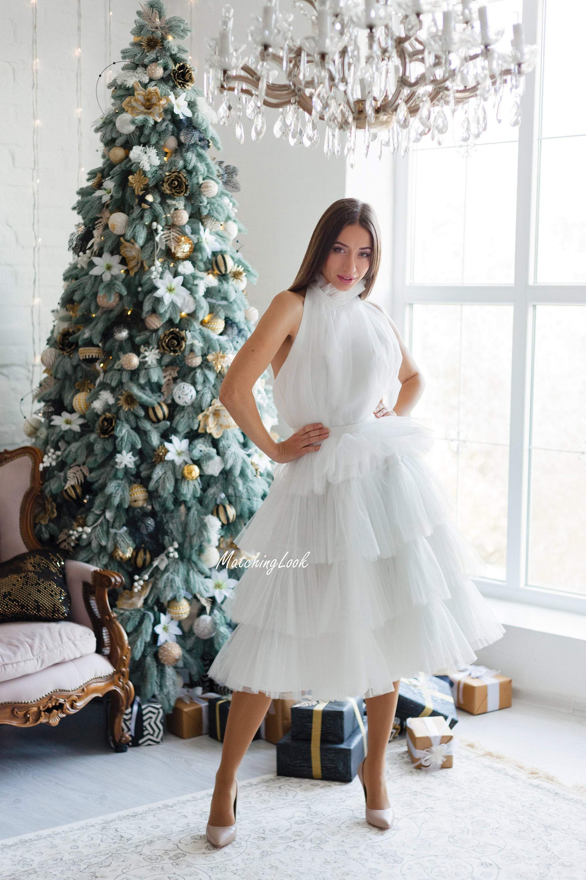 https://www.matchinglook.com/cdn/shop/products/white-tulle-dress-white-bridesmaids-formal-halter-dress-tulle-cocktail-dress-matchinglook-784661@2x.jpg?v=1627865815